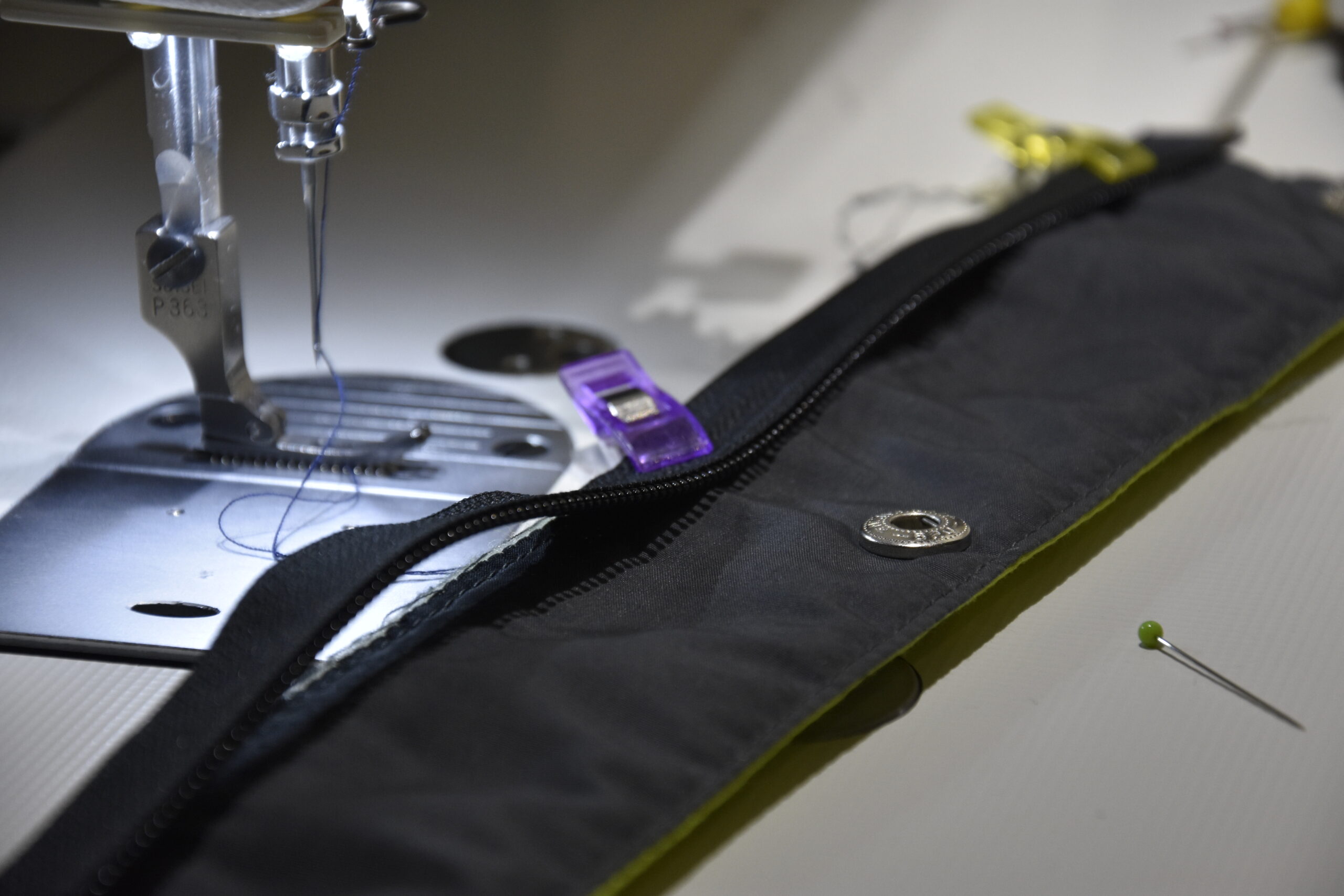 Veste Gore-tex en pleine réparation de fermeture éclair