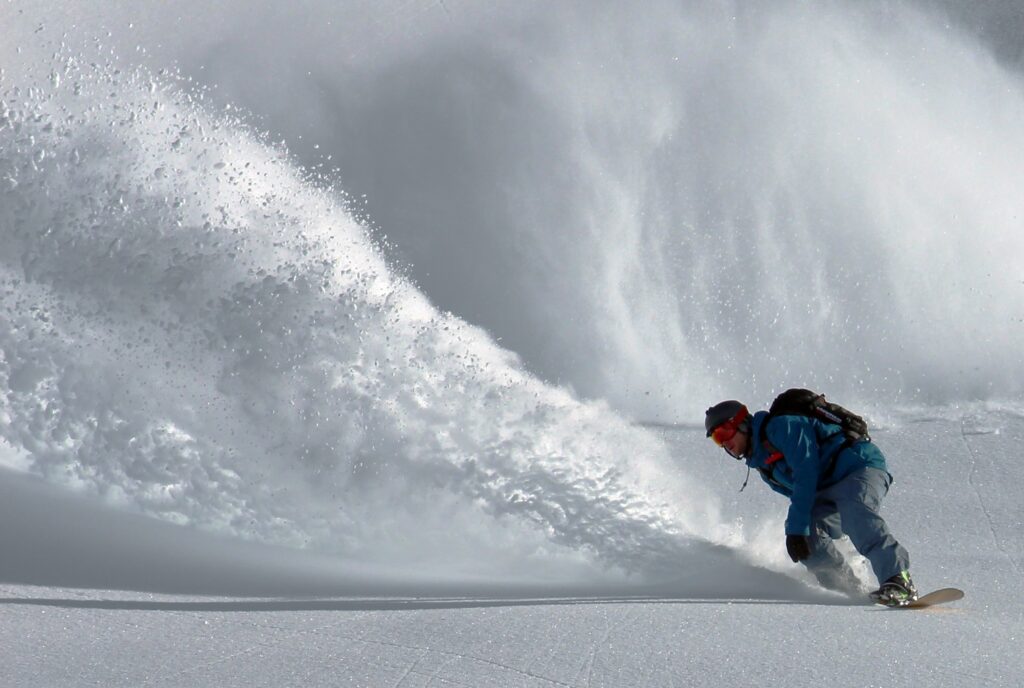 Freeride en snowboard dans de la POW