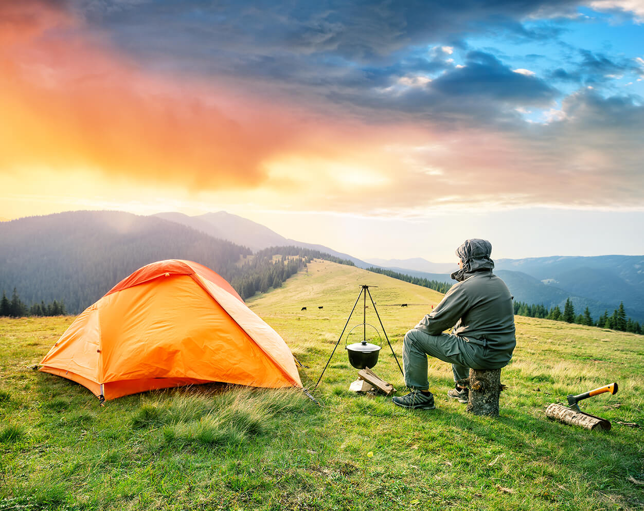 Bivouac en haut d'un sommet au crépuscule