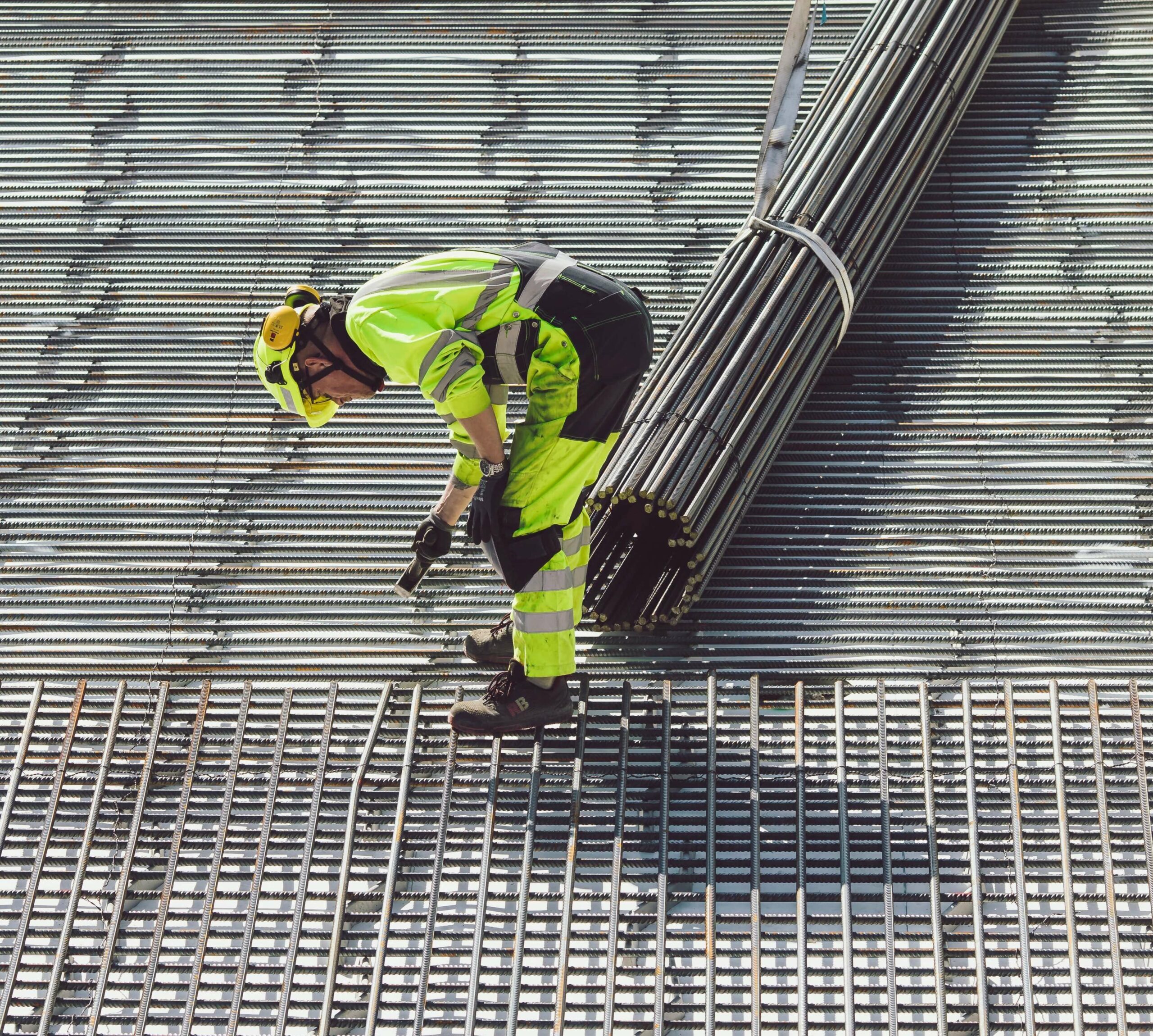 Photo d'un homme travaillant en vêtement techniques 