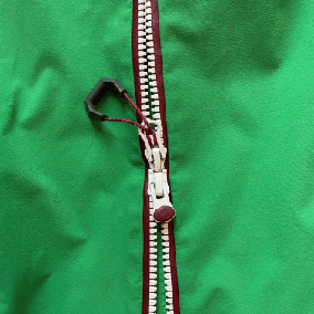 Zip à double curseurs sur veste technique