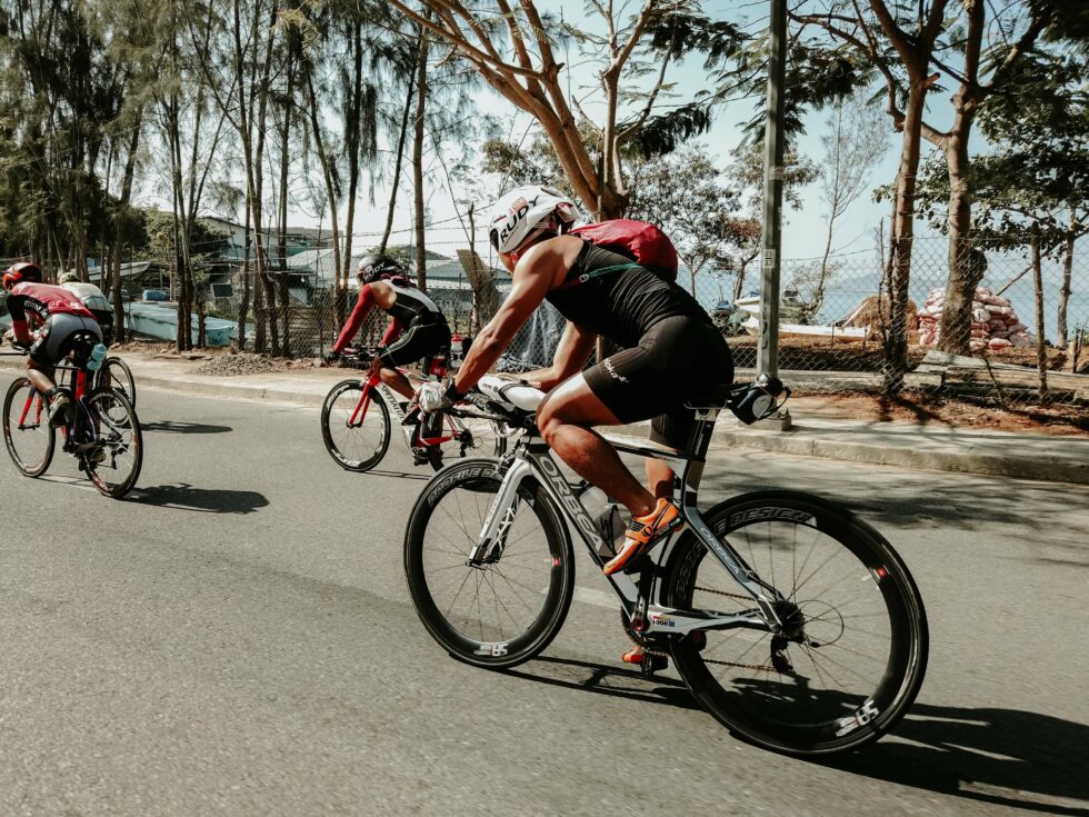 Plusieurs cycliste font une course
