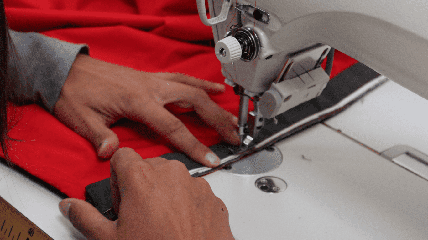 Couturière goodloop en train de réparer un vetement 