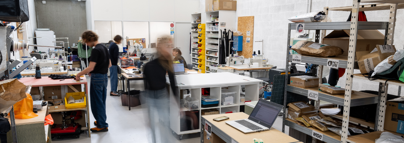 Vue de l’atelier Goodloop de Lyon avec les machines et les couturiers au travail.