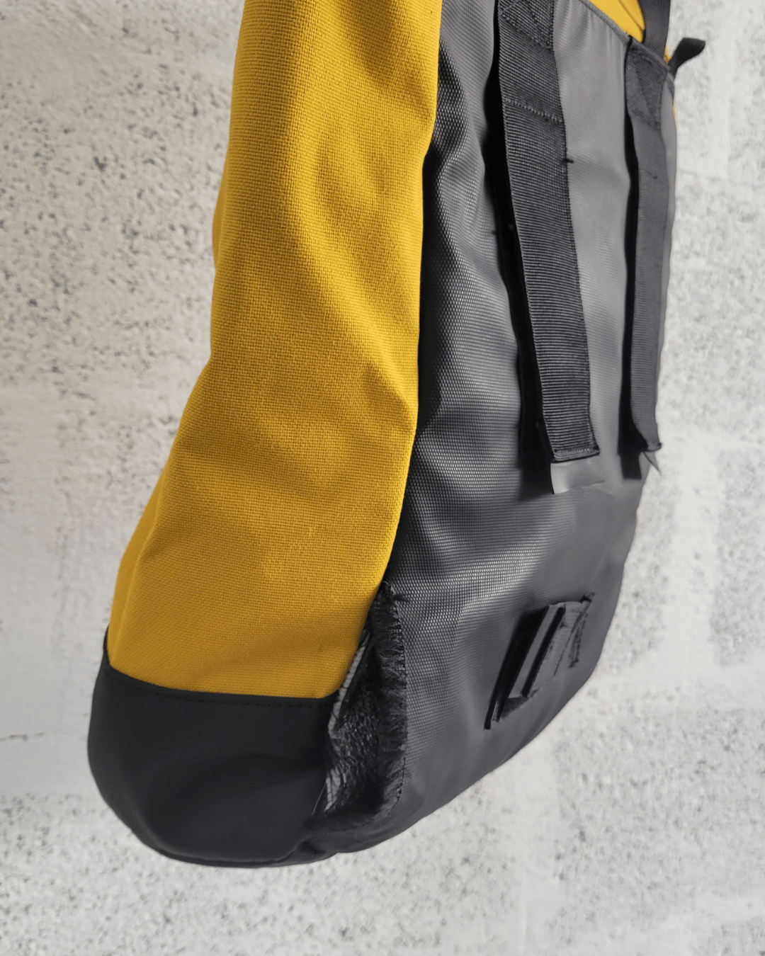 Bas de sac Mero Mero décousu et tissu effiloché avant réparation à l'atelier.